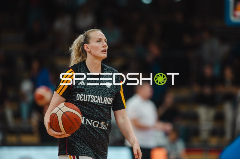 Marie Gülich (#21; Deutschland A-Natio DamenBB 2026) mit Ball in der Sparkassen-Arena