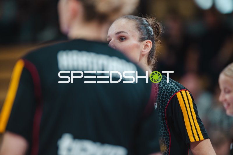 Spielerin der deutschen Basketball-Nationalmannschaft in der Sparkassen-Arena Göttingen