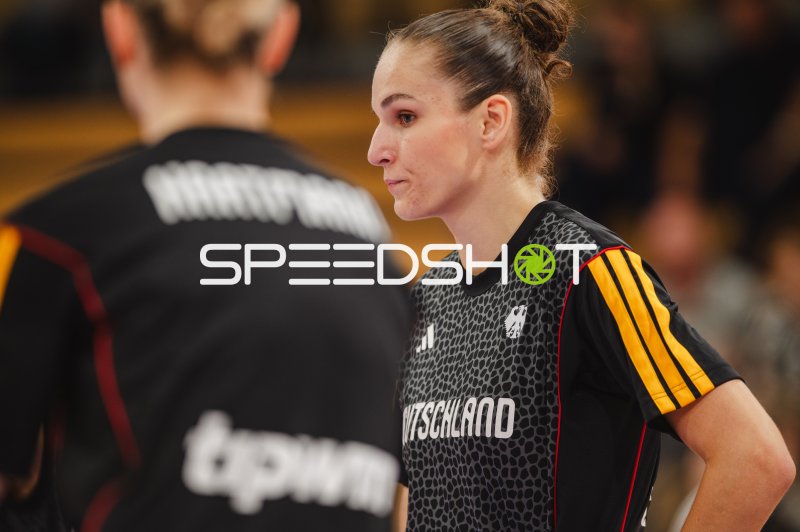 Clara Bielefeld (#25; Deutschland A-Natio DamenBB 2026) konzentriert in der Sparkassen-Arena