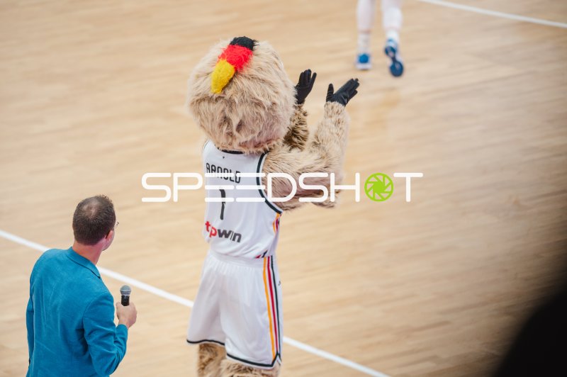 Maskottchen Arnold bei der Unterhaltung in der Sparkassen-Arena Göttingen