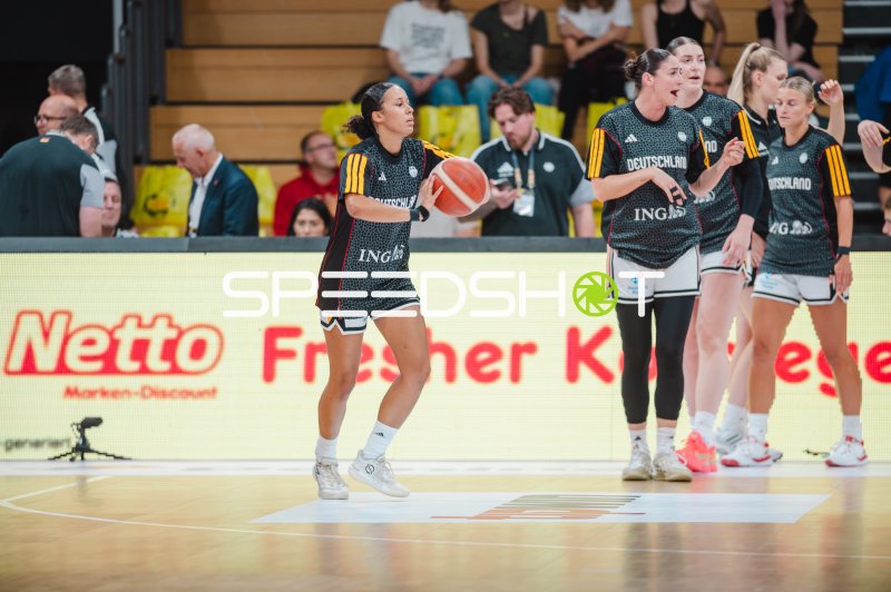 Luisa Geiselsöder (#15; Deutschland A-Natio DamenBB 2026) mit Ball in der Sparkassen-Arena