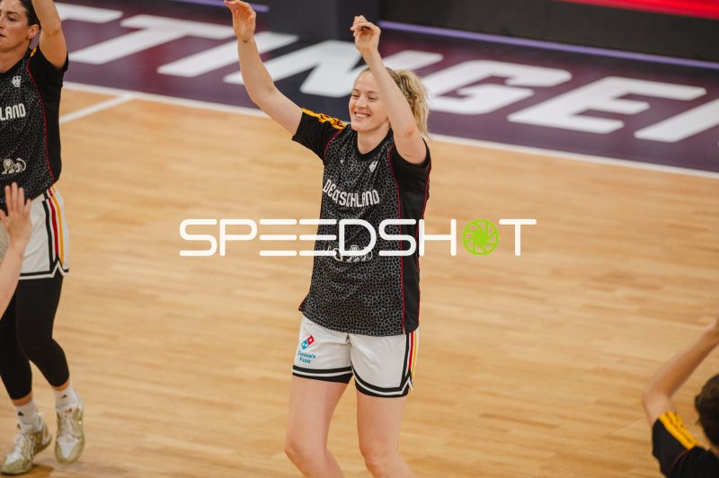 Marie Gülich (#21; Deutschland A-Natio DamenBB 2026) jubelt in der Sparkassen-Arena