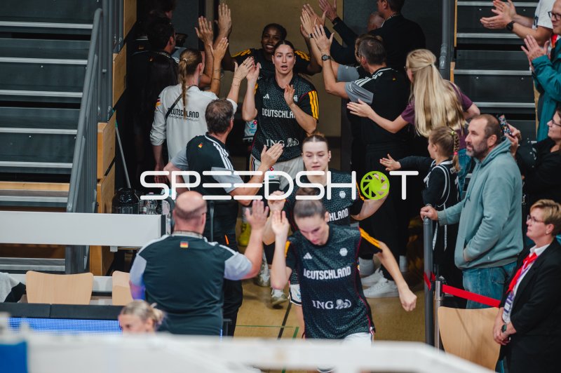 Deutsche Damen-Basketballnationalmannschaft beim Einlaufen in Göttingen