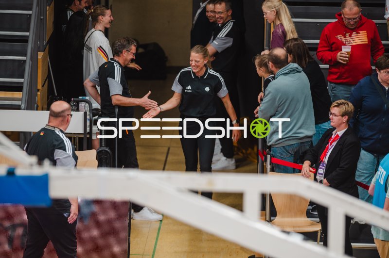 Deutsche Basketball-Trainerin begrüßt Betreuer mit Handschlag in der Sparkassen-Arena