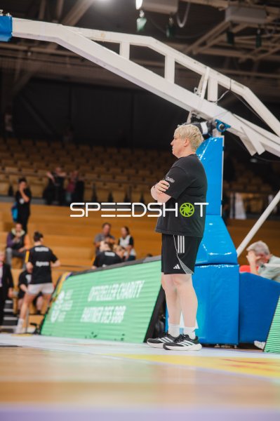 Spielerin der deutschen Basketball-Nationalmannschaft am Spielfeldrand in Göttingen