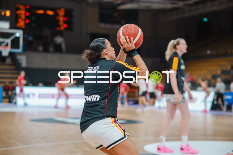 Laura Zolper (Deutschland) beim Aufwärmen in der Sparkassen-Arena