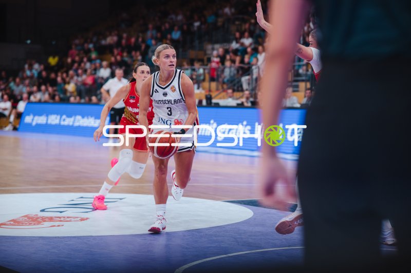 Alexandra Wilke (#3; Deutschland A-Natio DamenBB 2026) beim Drive zum Korb