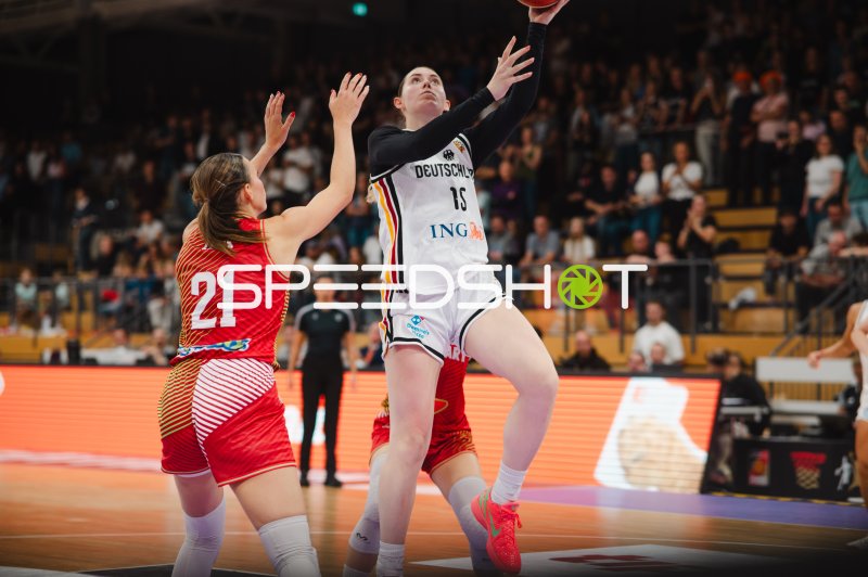 Luisa Geiselsöder (#15; Deutschland) zieht zum Korb gegen Hungary