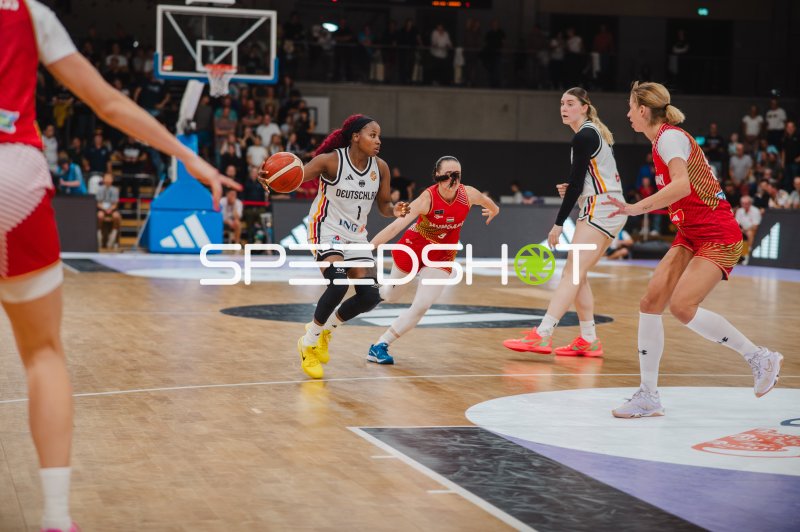 Alexis Peterson (#1; Deutschland A-Natio DamenBB 2026) dribbelt durch die ungarische Abwehr
