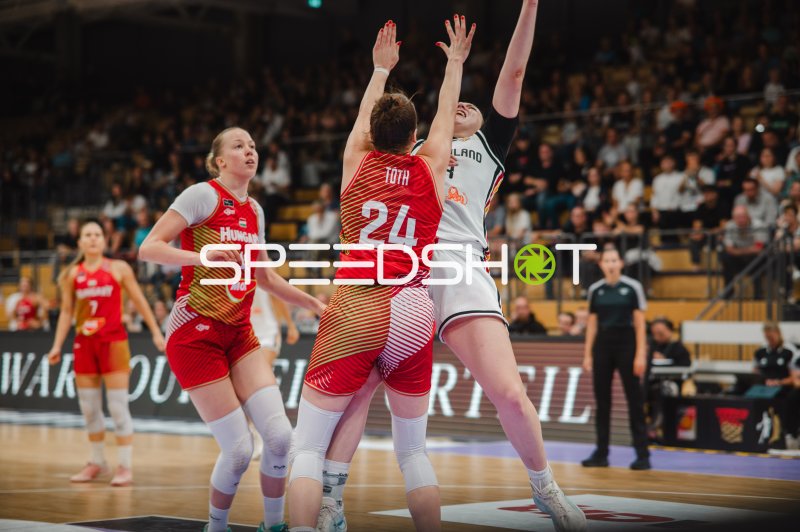 Franka Emília Tóth (#24; Hungary) im Zweikampf gegen Deutschland