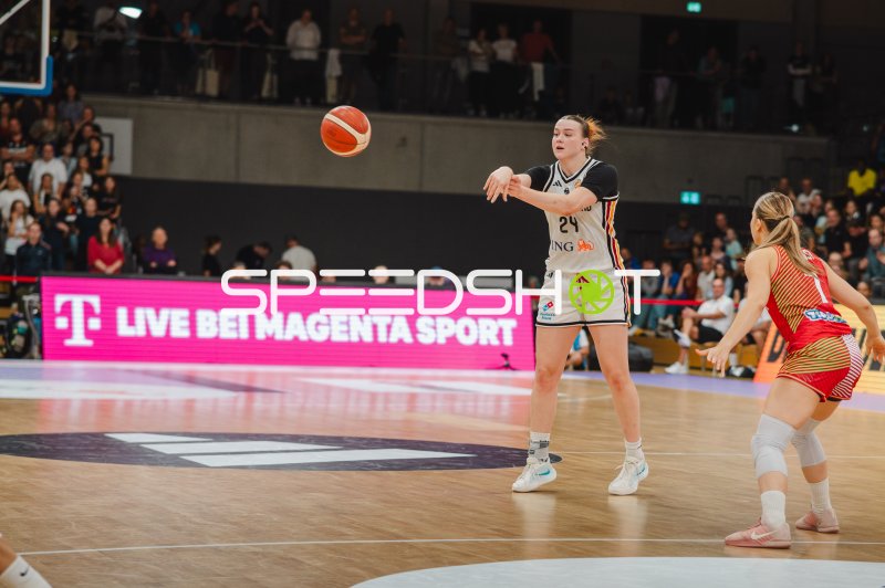 Lina Sontag (#24; Deutschland A-Natio DamenBB 2026) beim Pass gegen Ungarn