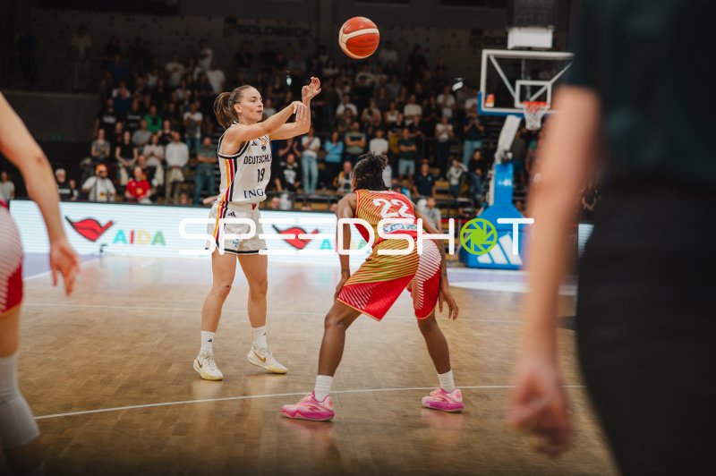 Lukas Daub (#19; Deutschland) beim Pass gegen Yvonne Turner (#22; Hungary)