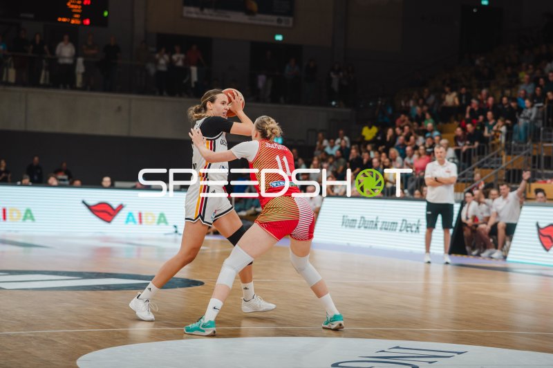 Kinga Josepovits (#11; Hungary) im Zweikampf gegen Deutschland A-Natio