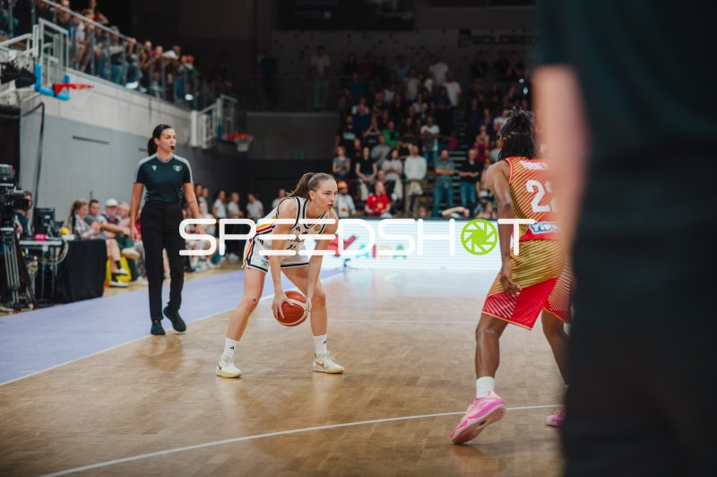 Deutschland A-Natio Damen mit Ball im Angriff gegen Hungary