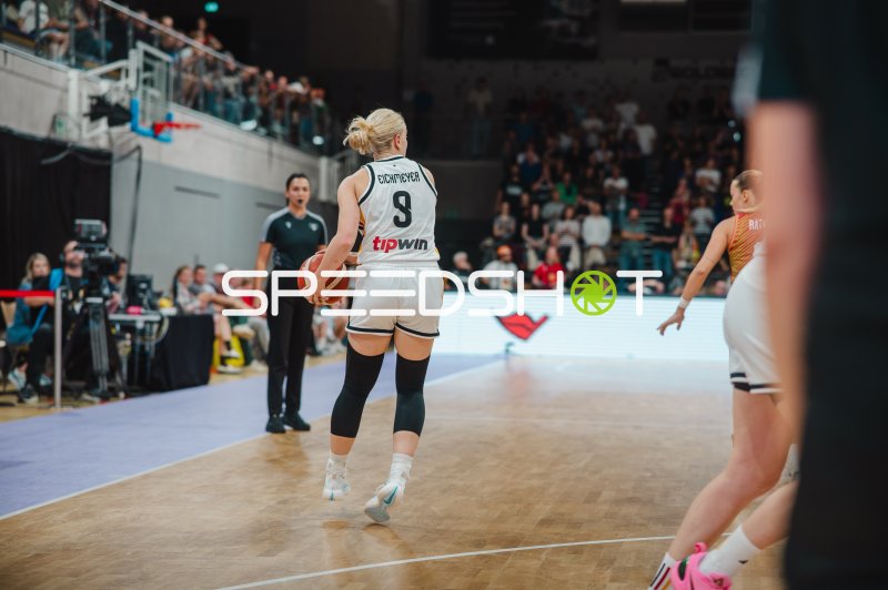 Emma Eichmeyer (#9; Deutschland) mit Ball im Angriff