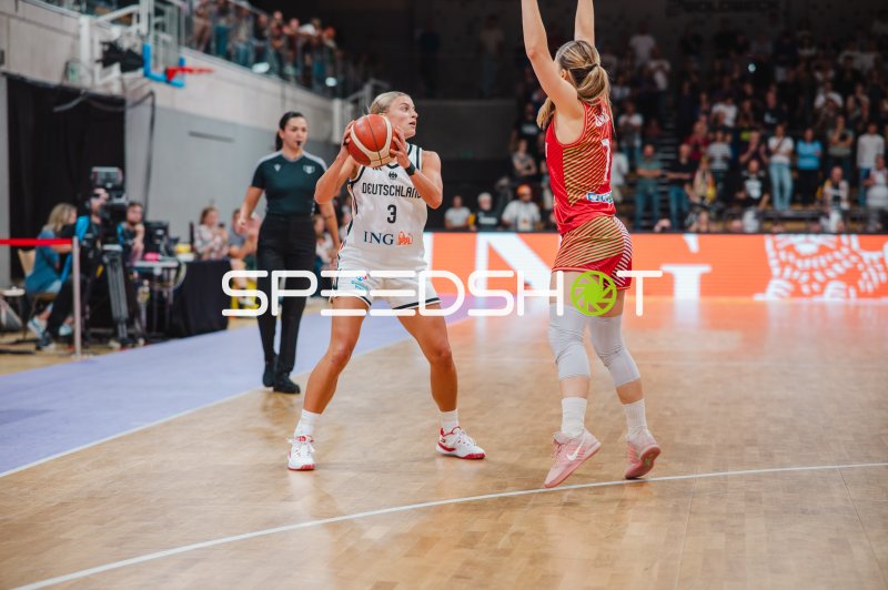 Alexandra Wilke (#3; Deutschland) im Zweikampf gegen Ungarn