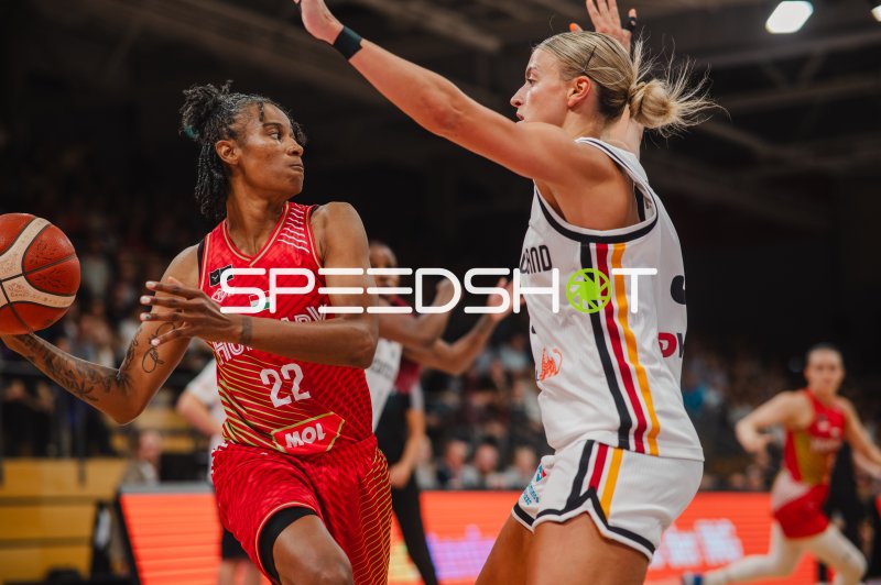 Yvonne Turner (#22; Hungary) im Zweikampf gegen Deutschland