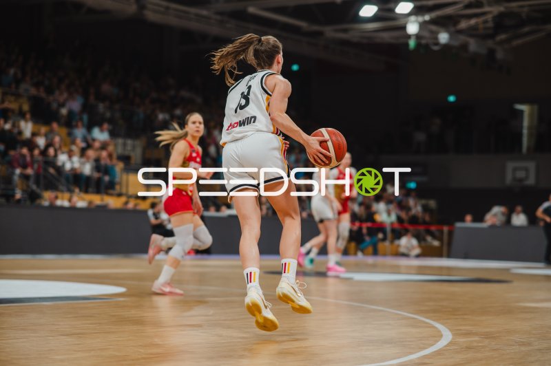 Leonie Fiebich (#13; Deutschland A-Natio DamenBB 2026) mit Ball im Angriff