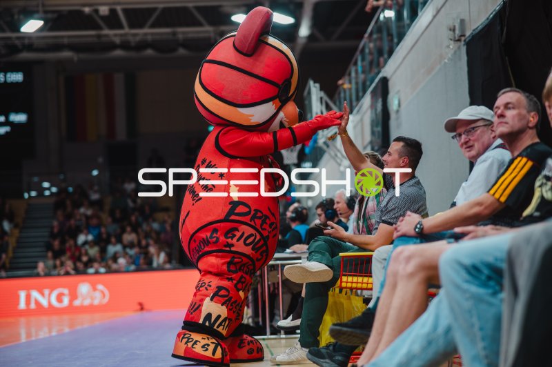 Basketball-Maskottchen gibt Fan High-Five in der Sparkassen-Arena Göttingen