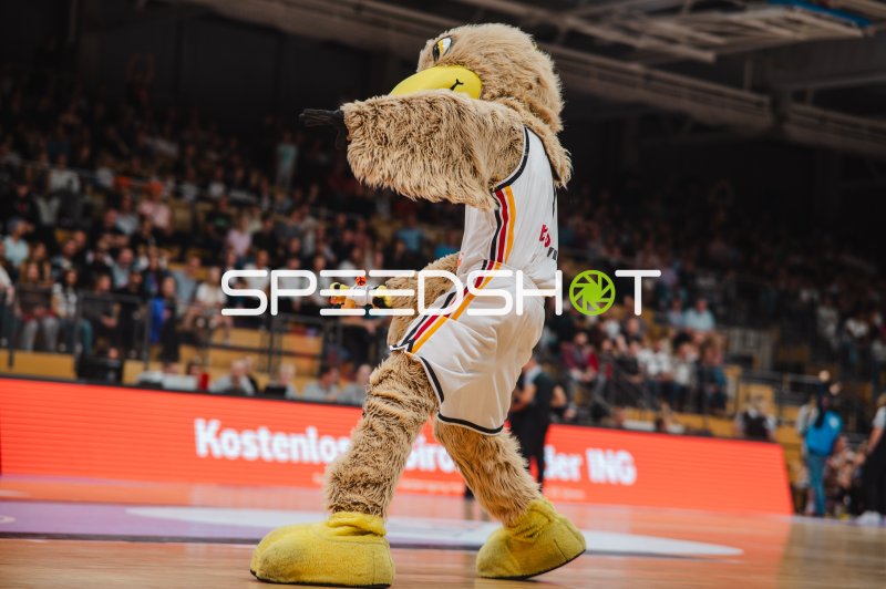 DBB-Maskottchen Dunky auf dem Parkett der Sparkassen-Arena Göttingen