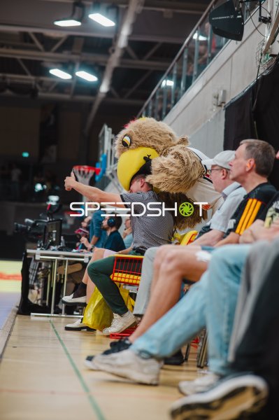 Maskottchen macht Selfie mit Fan an der Seitenlinie in der Sparkassen-Arena