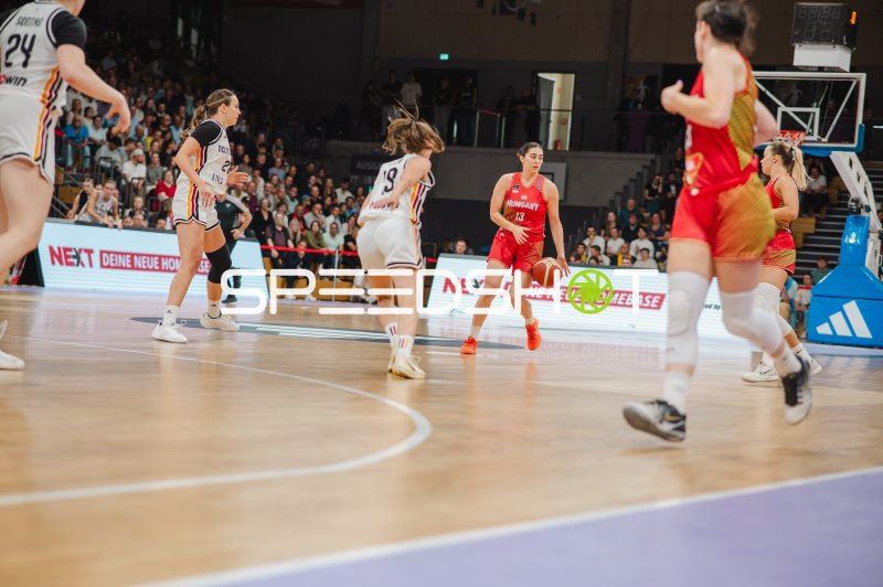 Ágnes Zsuzsanna Török (#13; Hungary) dribbelt gegen Deutschland