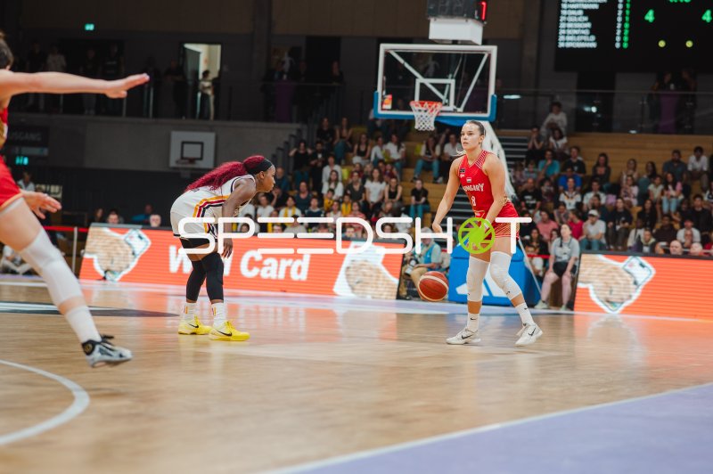Linda Szentesi (#8; Hungary) im Eins-gegen-Eins gegen Deutschland