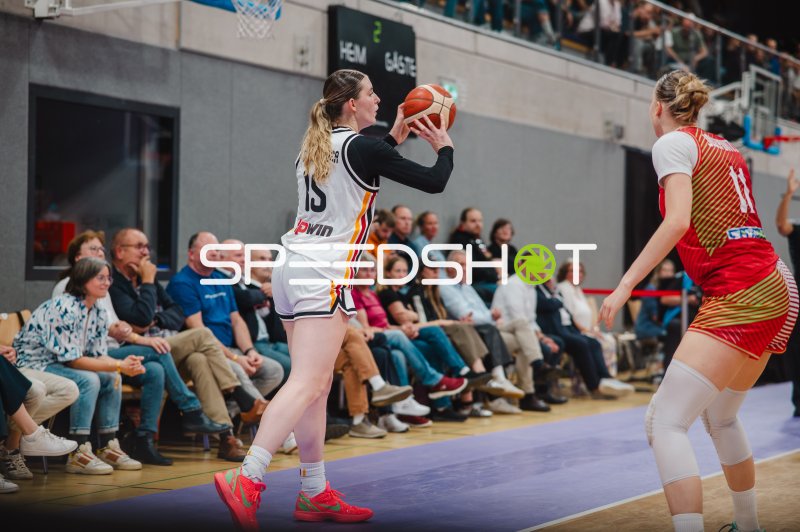 Luisa Geiselsöder (#15; Deutschland) beim Wurfversuch gegen Ungarn