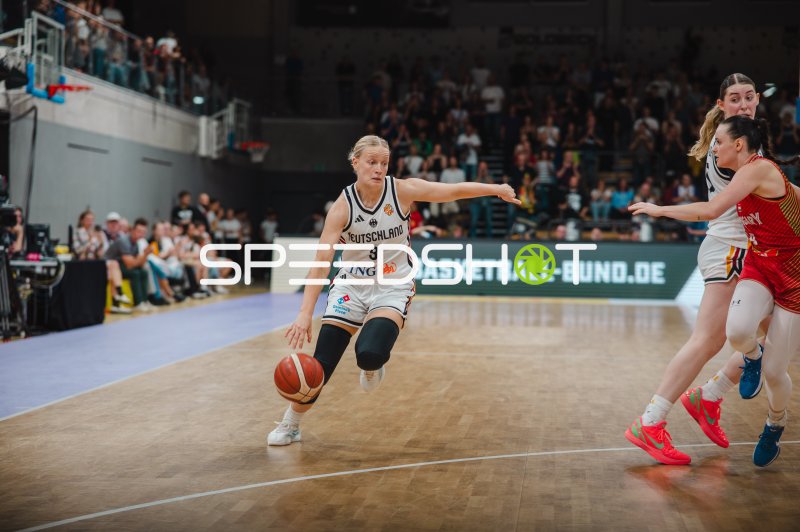 Emma Eichmeyer (#9; Deutschland A-Natio DamenBB 2026) dribbelt am Ungarn-Defense vorbei