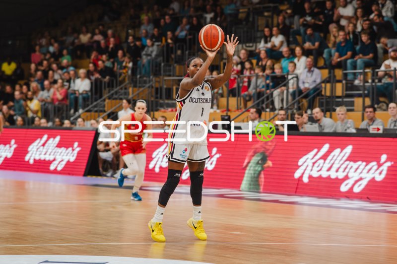 Alexis Peterson (#1; Deutschland A-Natio DamenBB 2026) beim Wurfversuch