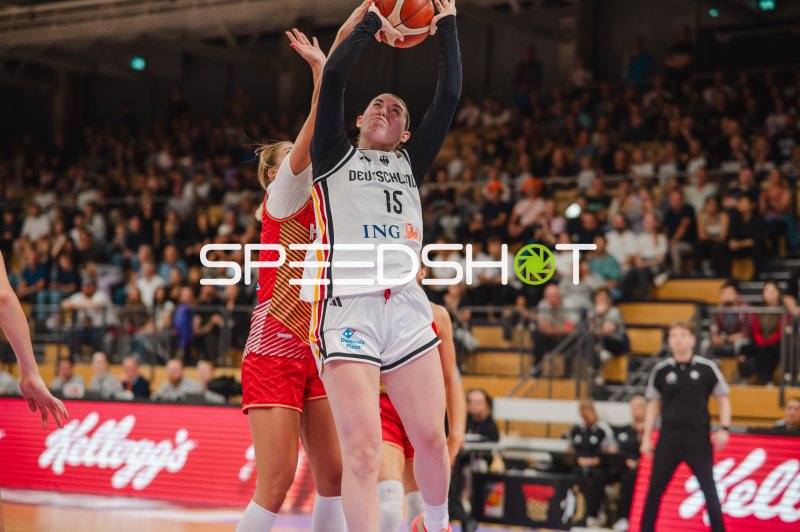 Luisa Geiselsöder (#15; Deutschland) beim Korbwurf gegen Ungarn