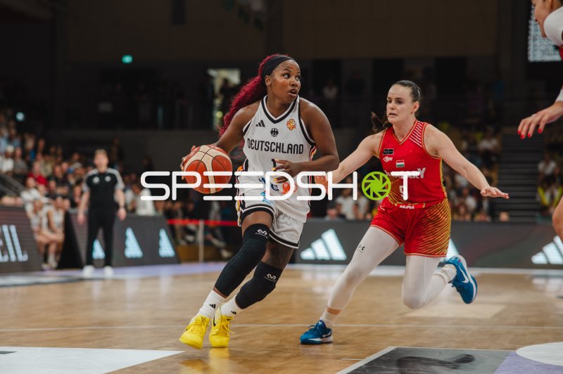 Nyara Sabally (#8; Deutschland) dribbelt gegen Ágnes Studer (#9; Hungary)