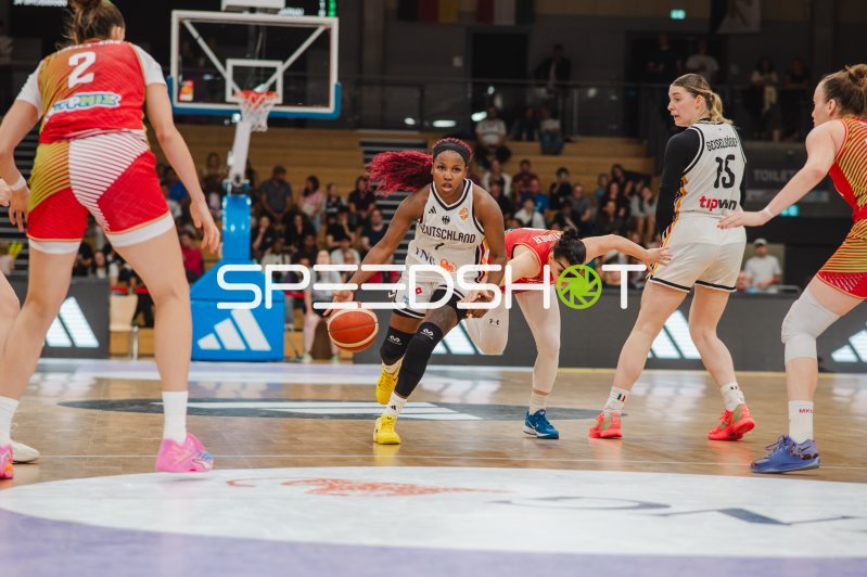 Nyara Sabally (#8; Deutschland) dribbelt sich durch die ungarische Abwehr