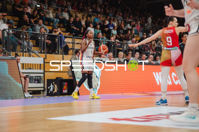 Alexis Peterson (#1; Deutschland) kontrolliert den Ball gegen Ágnes Studer (#9; Hungary)