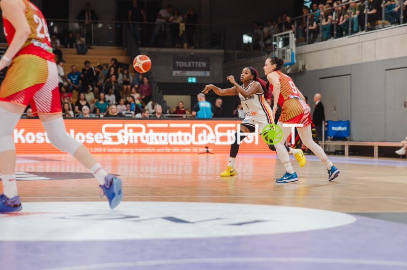 Alexis Peterson (#1; Deutschland) passt im Zweikampf gegen Ungarn