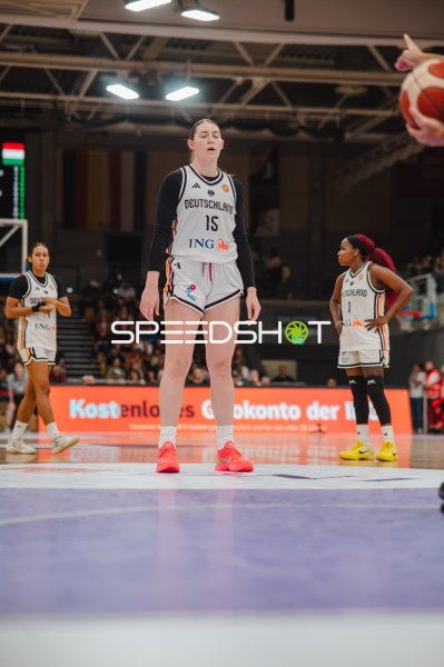 Luisa Geiselsöder (#15; Deutschland A-Natio DamenBB 2026) bei Freiwurf-Situation