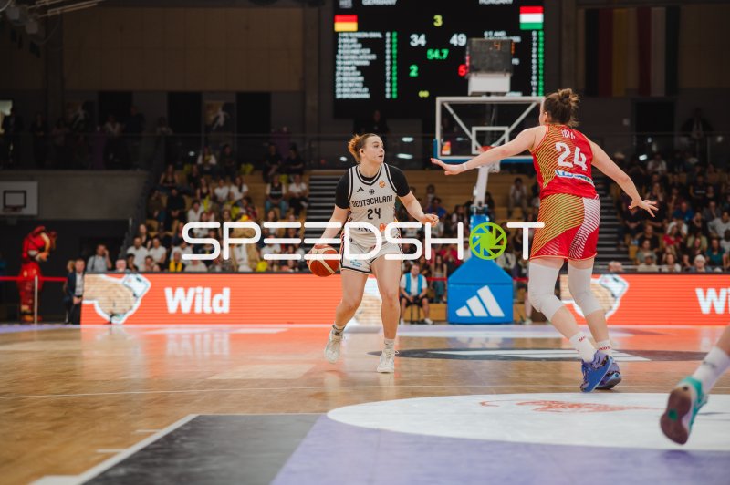 Lina Sontag (#24; Deutschland) im Eins-gegen-Eins gegen Franka Emília Tóth (#24; Hungary)