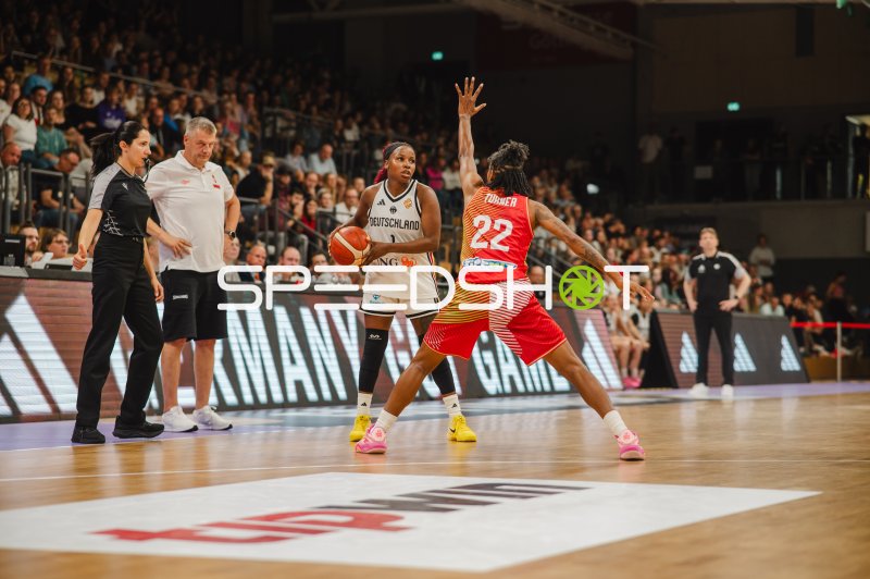 Alexis Peterson (#1; Deutschland) im Eins-gegen-eins gegen Yvonne Turner (#22; Hungary)