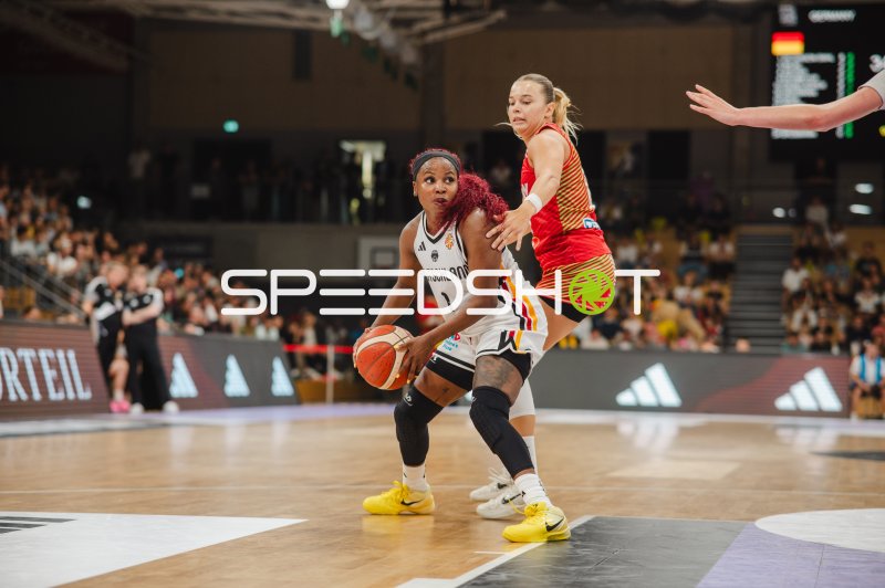 Alexis Peterson (#1; Deutschland A-Natio DamenBB 2026) im Zweikampf gegen Ungarn