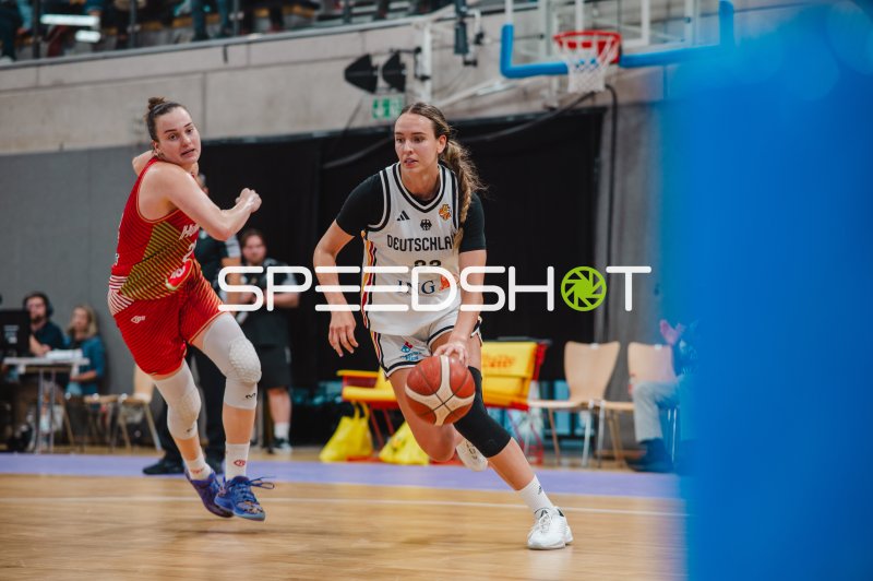 Emily Bessoir (#22; Deutschland A-Natio DamenBB 2026) treibt den Ball voran