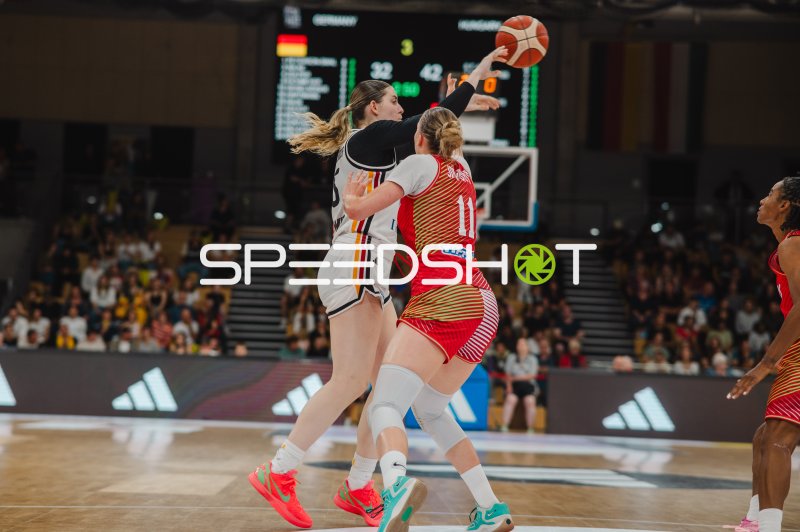 Kinga Josepovits (#11; Hungary) im Zweikampf gegen Deutschland