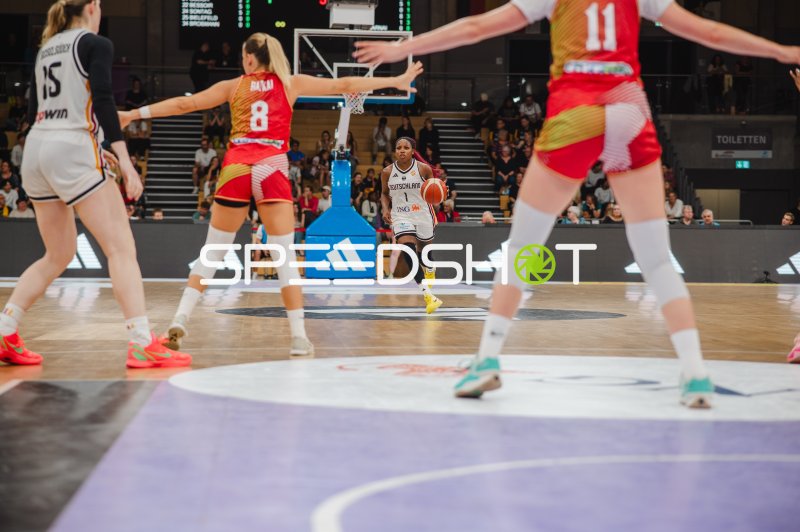 Alexis Peterson (#1; Deutschland A-Natio DamenBB 2026) dribbelt durch die ungarische Abwehr