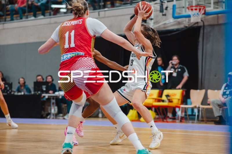 Kinga Josepovits (#11; Hungary) im Zweikampf gegen Deutschland-Spielerin beim Wurfversuch