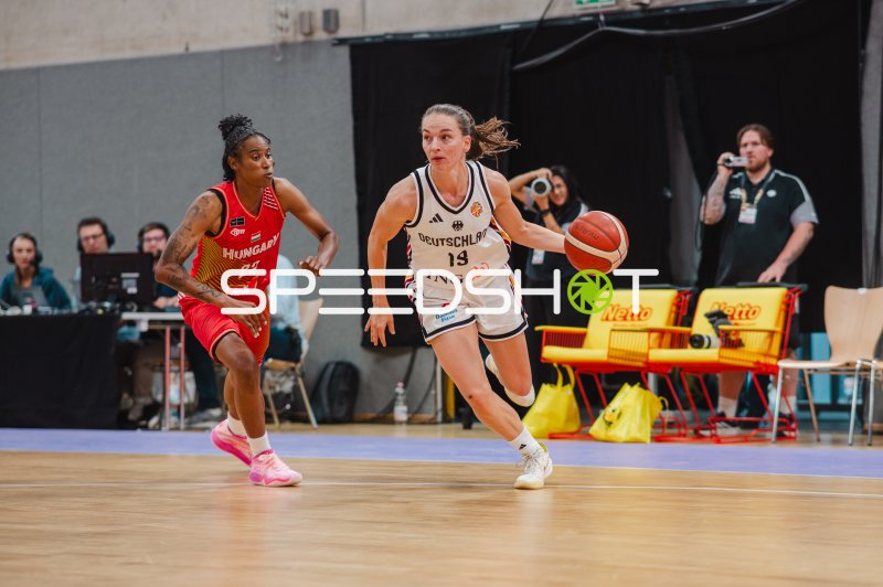 Luisa Geiselsöder (#15; Deutschland) dribbelt gegen Yvonne Turner (#22; Hungary)