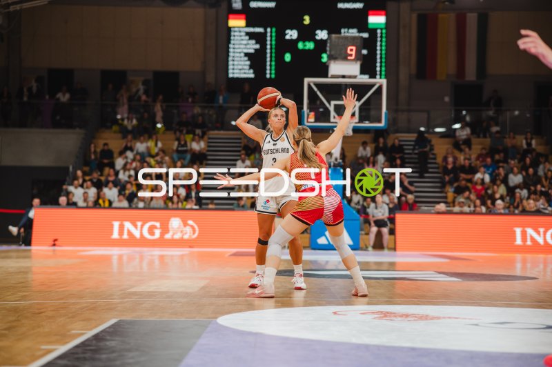 Alexandra Wilke (#3; Deutschland) im Wurf gegen Ungarn