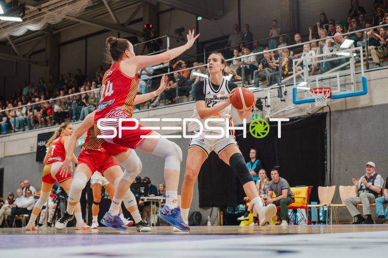 Emily Bessoir (#22; Deutschland A-Natio DamenBB 2026) im Angriff gegen Ungarn
