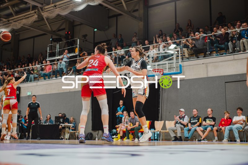 Franka Emília Tóth (#24; Hungary) im Zweikampf gegen Deutschland