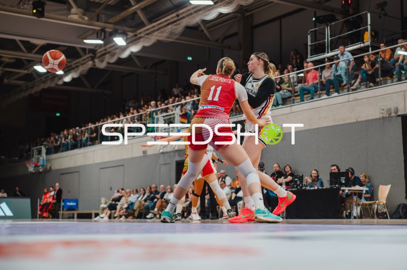 Kinga Josepovits (#11; Hungary) im Zweikampf gegen Deutschland