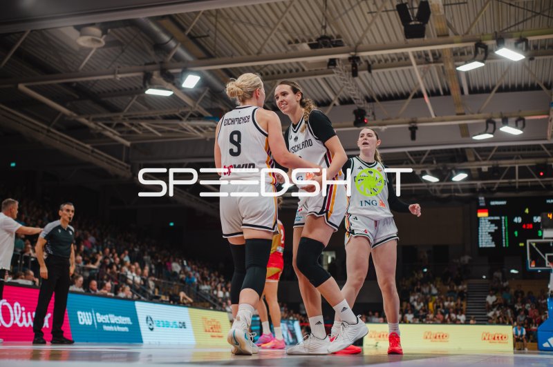 Emily Bessoir (#22; Deutschland A-Natio DamenBB 2026) und Emma Eichmeyer (#9) im Teammoment