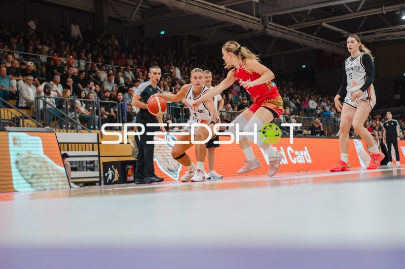 Alexandra Wilke (#3; Deutschland) im Dribbling gegen Ungarn